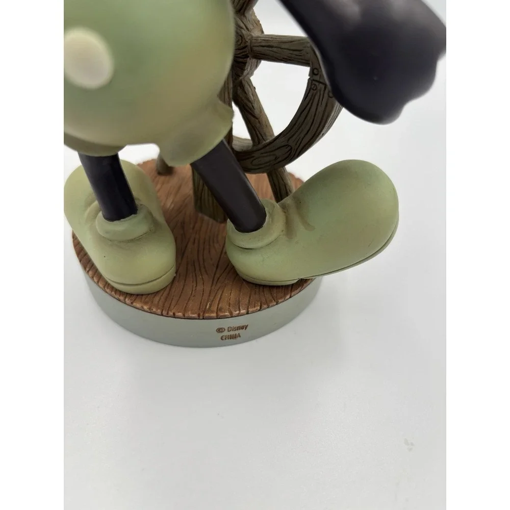 mickey mouse steamboat pilot enchanted‎